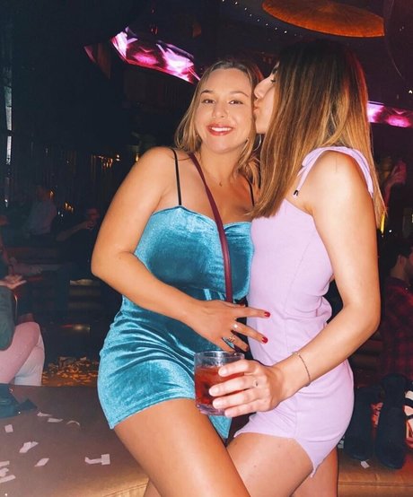 肉厚マンコオンリーファンズ ポルノ 写真