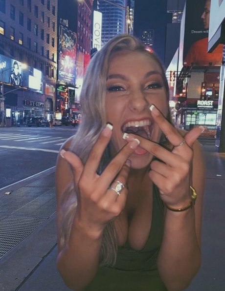 ブロンドビキニOnlyFans エロ 画像