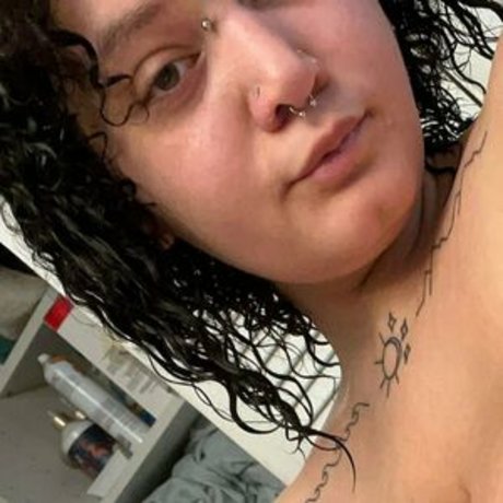 かわいいティーンのオンリーファンズ アートポルノ 画像