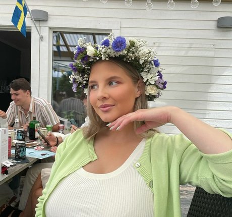 曲線美の女の子オンリーファンズ アートヌード 写真