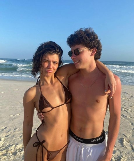 かわいいティーンのオンリーファンズ アダルト 写真