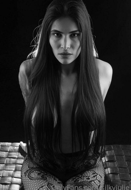 19歳のOnlyFans アートヌード 画像