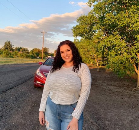 曲線美の女の子オンリーファンズ アダルト 写真