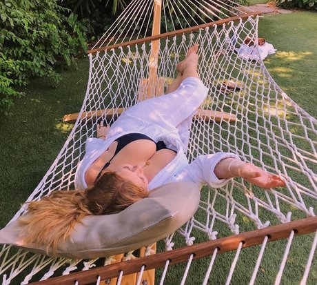 ミニドレス OnlyFans セクシー 画像