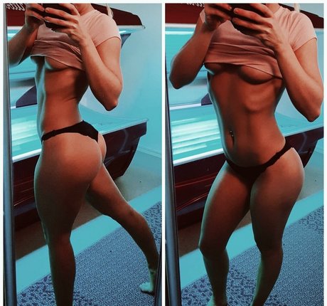 痩せたアジア人ティーン OnlyFans エロ 画像