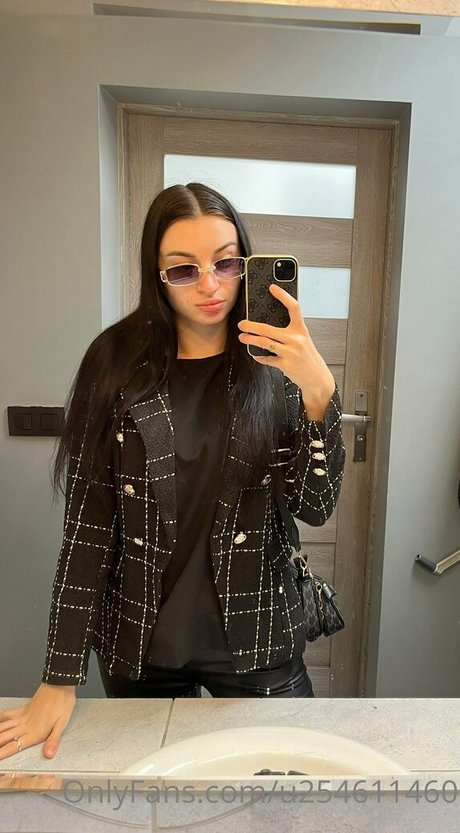 巨乳の黒人女性オンリーファンズ アート裸 画像