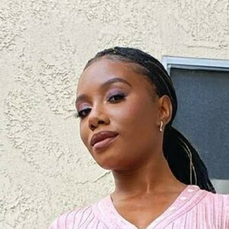 Imani Hakim ポルノモデル 写真