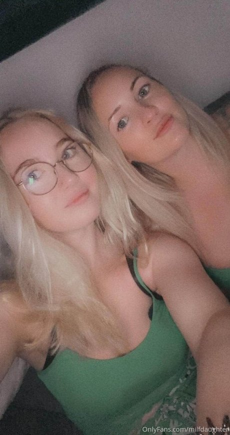 ゴス3P OnlyFans 無料セクシー ギャラリー