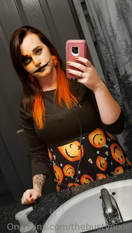 thebustypixie トップスター 写真