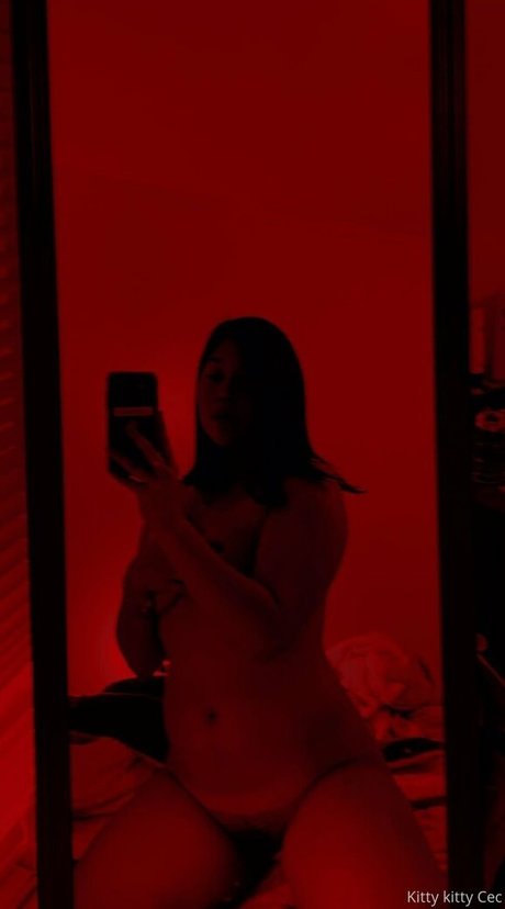 クーガーオンリーファンズ セクシー裸 画像