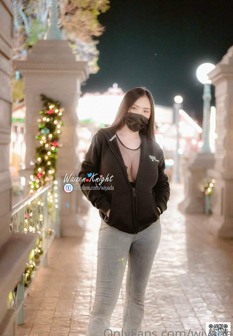 wiyada ホットスター 写真