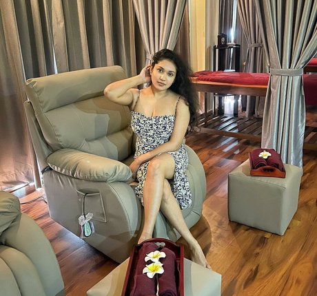 Nimesha Jayarathne 完璧なポルノスター 写真