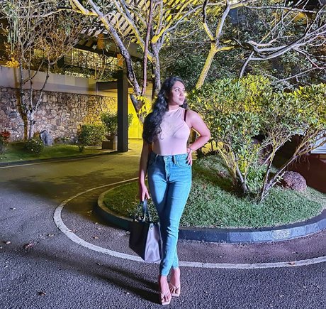 Nimesha Jayarathne ポルノモデル 写真