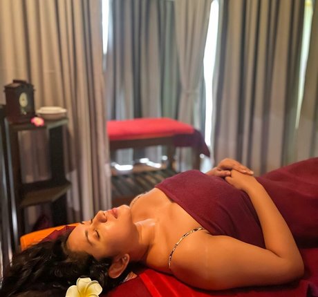 Nimesha Jayarathne 完璧なポルノスター 写真