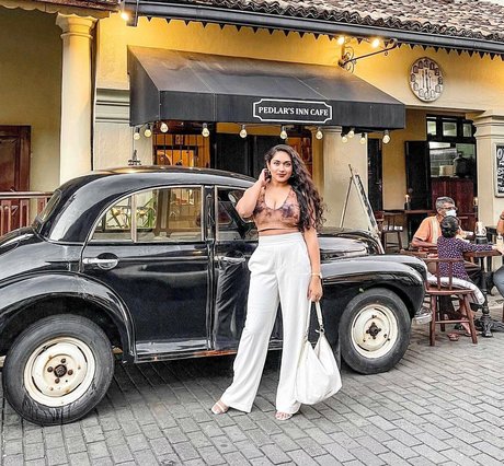 Nimesha Jayarathne かわいいモデル 写真