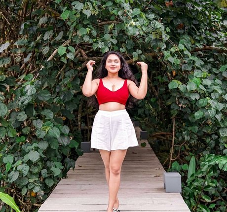 Nimesha Jayarathne エロティックなポルノスター 写真