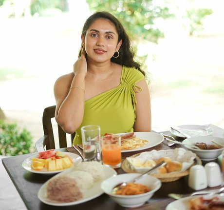 Nimesha Jayarathne ポルノスター 美しい 写真