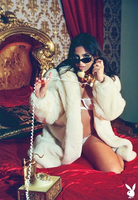 裸の熟女オンリーファンズ アート裸 画像