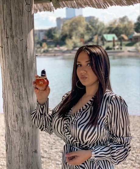 OnlyFansの普及 セクシーヌード ギャラリー